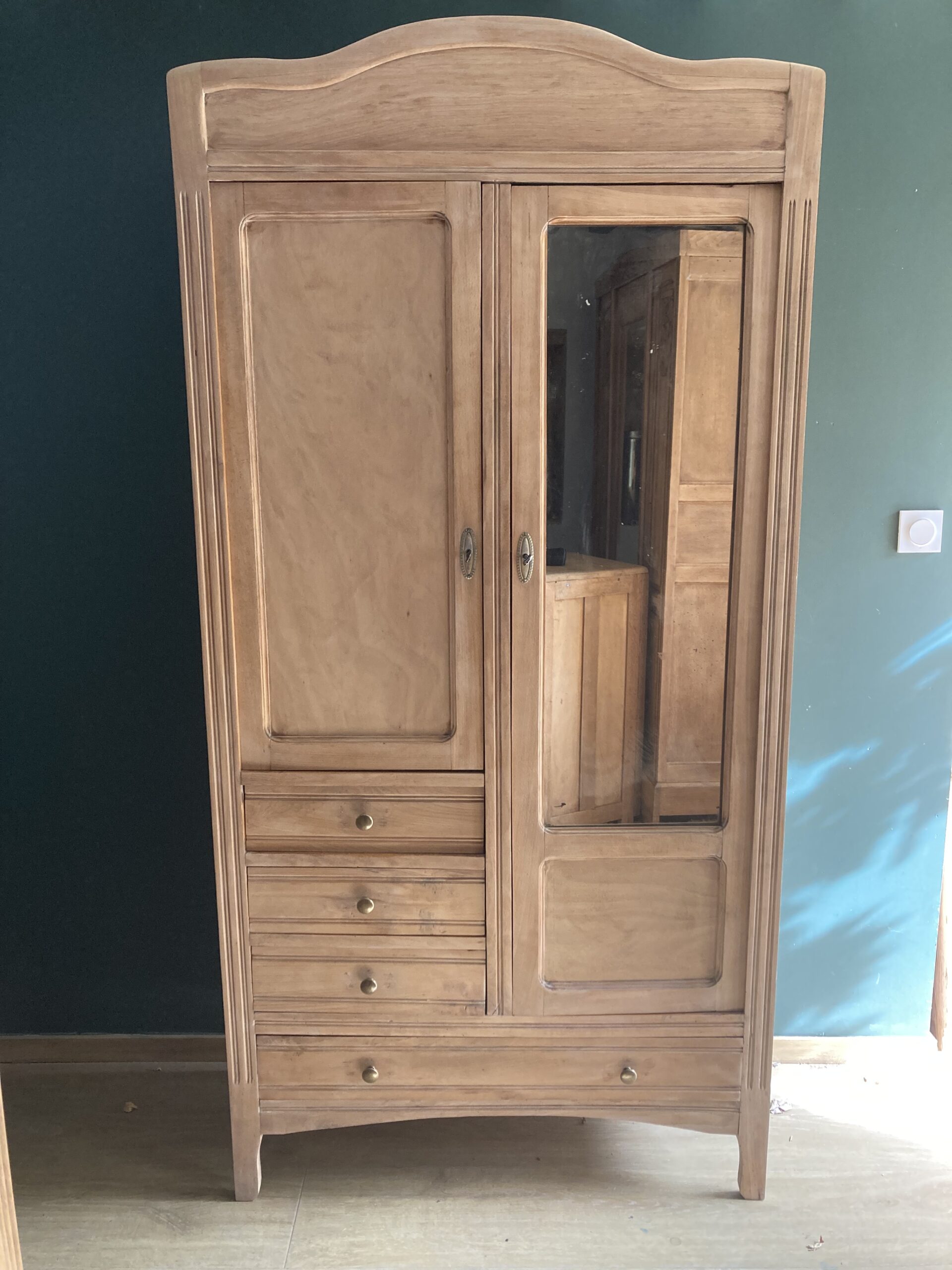 Armoire parisienne d'hôtel