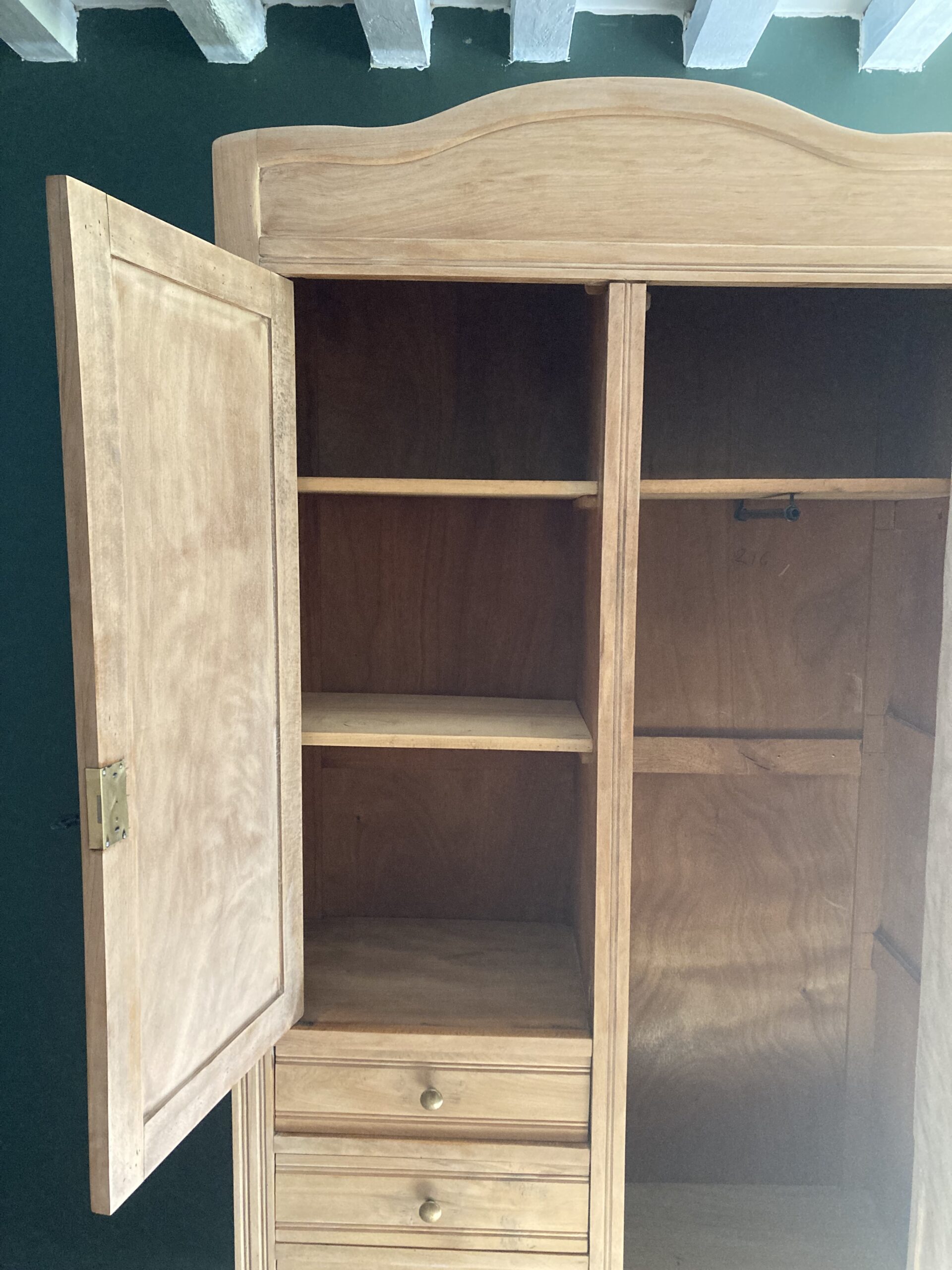 Armoire parisienne d'hôtel – Image 8